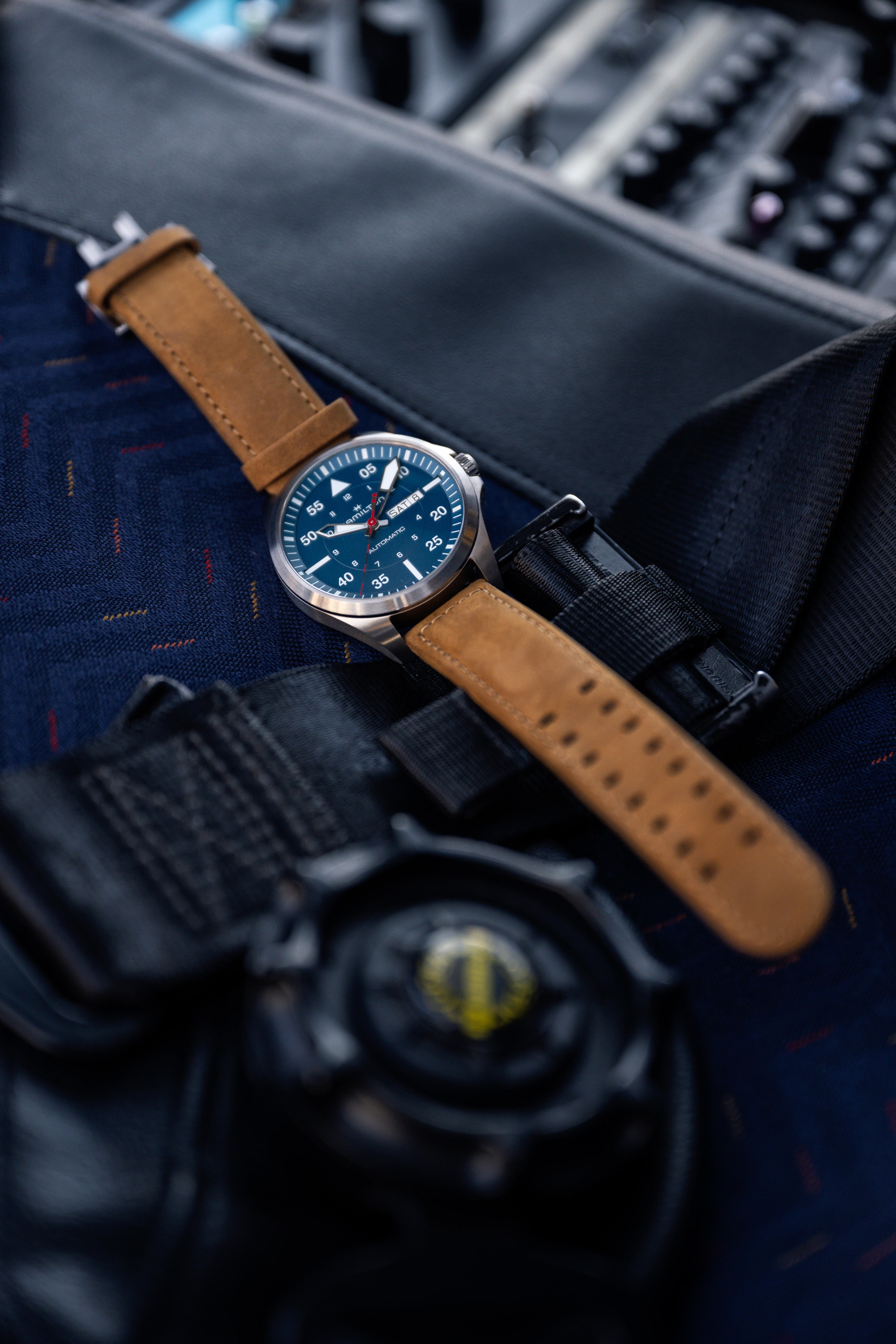Hamilton - KHAKI AVIATION PILOT DAY DATE AUTO - AIR-GLACIERS EDITION (H64655941)